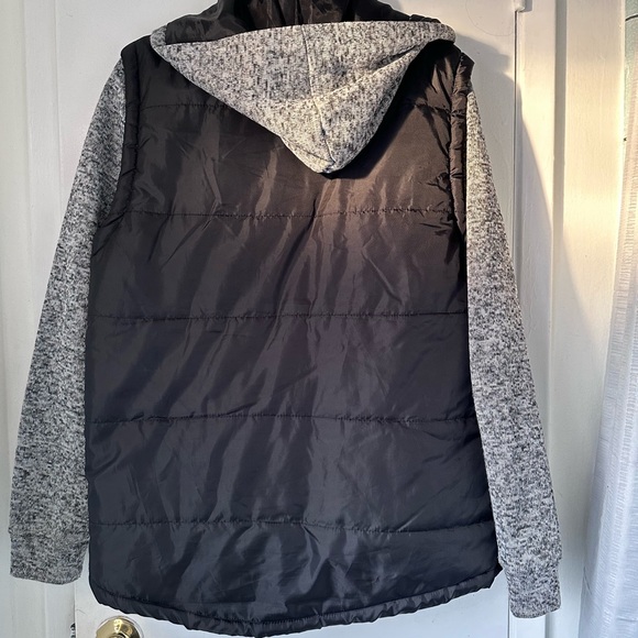 Boys Medium sweater vest jacket. - Picture 2 of 3